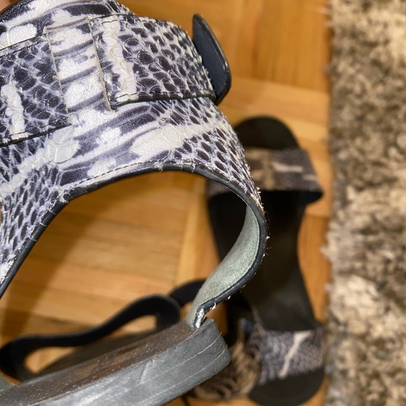 Vince Sawyer Snakeskin Leather Flat Sandals - Picture 9 of 10